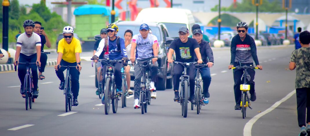 Kepala BKN RI Manfaatkan Waktu di Mamuju dengan Bersepeda Bersama Komunitas, Ajak Warga Sulbar Hidup Sehat